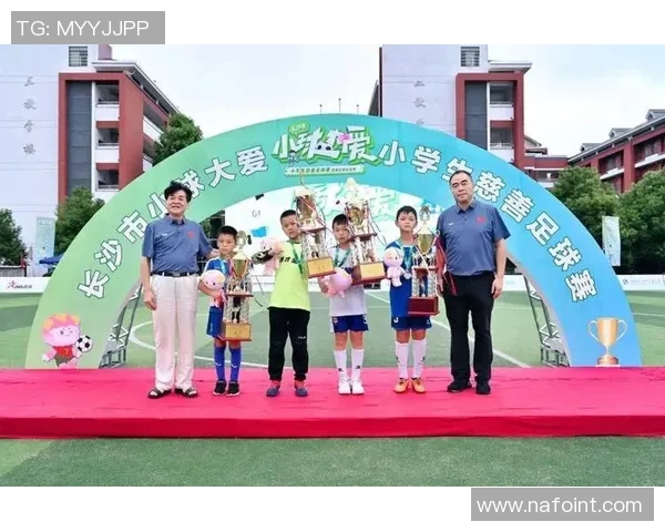 足球明星穿爱心T恤传递温暖与关怀的故事 足球明星穿爱心T恤传递温暖与关怀的故事